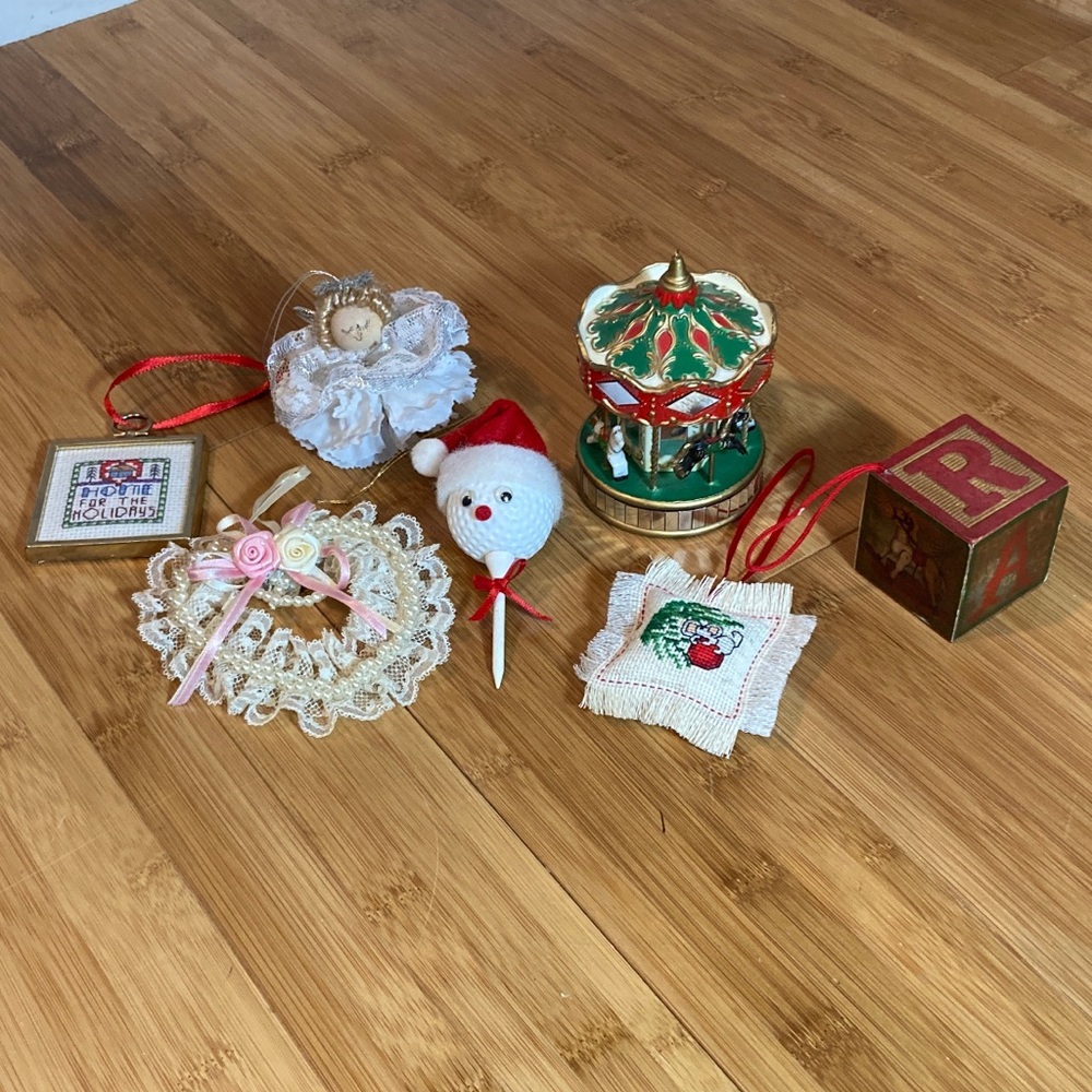 Bundle of 7 vintage Christmas ornaments